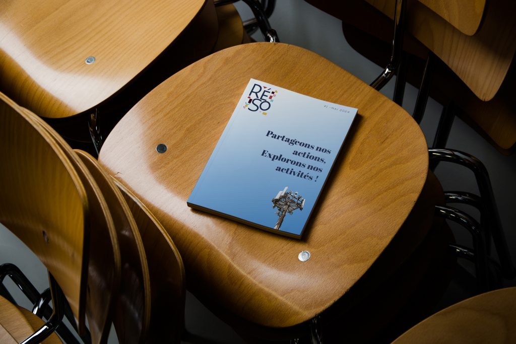 Un magasine corporate posé sur une chaise